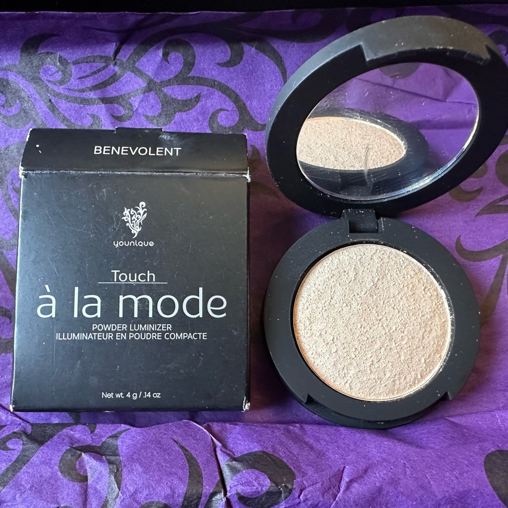 Younique Touch à la mode Powder Luminizer - Benevolent